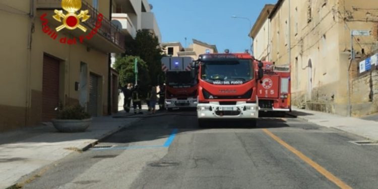 Nuoro, fiamme in una abitazione: sul posto i Vigili del Fuoco