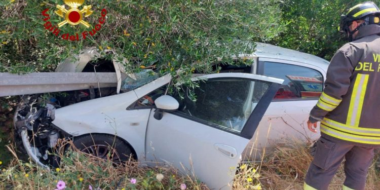 Grave incidente a Budoni: escono di strada, due persone in codice rosso