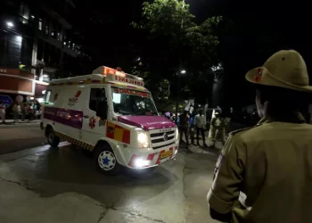 Aereo passeggeri precipita in India con 242 persone a bordo