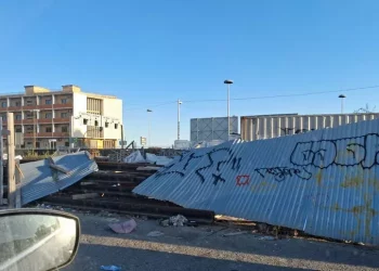 Crolla recinzione in via Riva di Ponente a Cagliari
