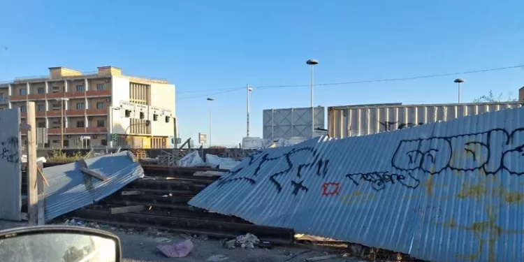 Crolla recinzione in via Riva di Ponente a Cagliari