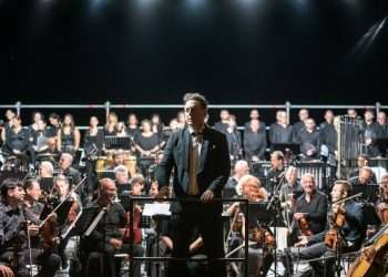 Ovazione del pubblico per il primo concerto “Morricone dirige Morricone” al Teatro di Tharros