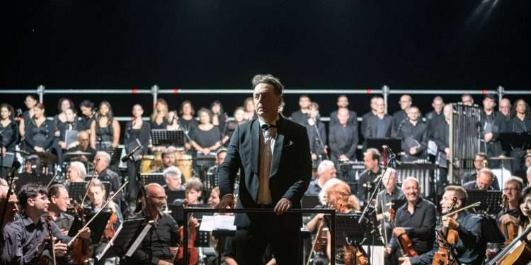 Ovazione del pubblico per il primo concerto “Morricone dirige Morricone” al Teatro di Tharros