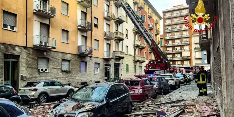 Esplosione in un appartamento a Torino, cinque feriti