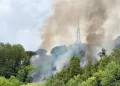 Fiamme su collina Monte Mario a Roma, chiuse alcune strade