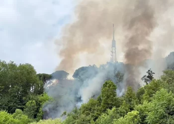 Fiamme su collina Monte Mario a Roma, chiuse alcune strade