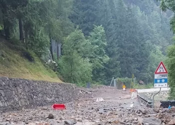 Frane sulla strada regionale di Cogne, paese isolato