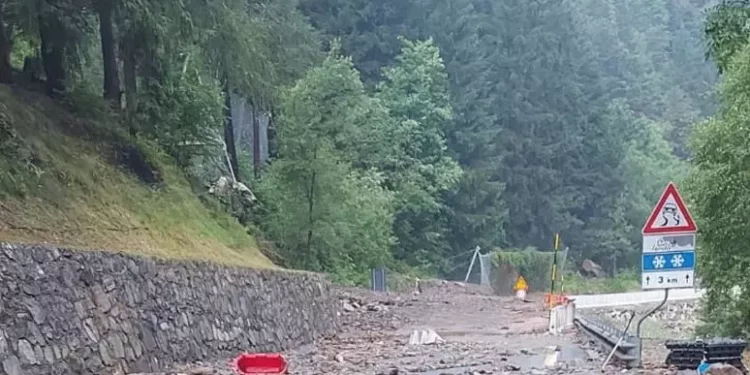 Frane sulla strada regionale di Cogne, paese isolato