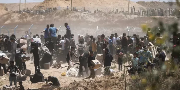 Gaza, fuoco su palestinesi in cerca aiuti, 20 morti