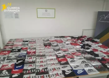 Vende capi sportivi contraffatti al mercato di Pula, denunciato