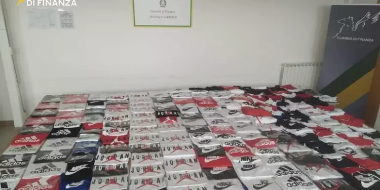 Vende capi sportivi contraffatti al mercato di Pula, denunciato
