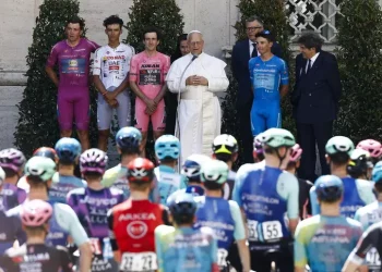 Il Giro d’Italia in Vaticano, il Papa saluta i ciclisti