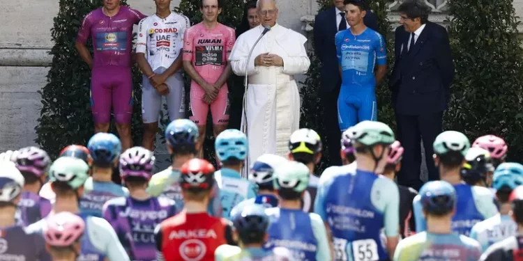 Il Giro d’Italia in Vaticano, il Papa saluta i ciclisti