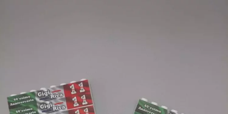 Mattoncini Lego celebrano la prima maglia azzurra di Gigi Riva