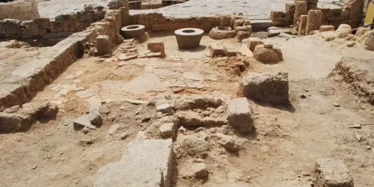 Nora, da nuovi scavi una piazza con fontane e botteghe artigiane