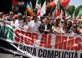 Parte corteo, leader Pd, M5S e Avs dietro striscione per Gaza