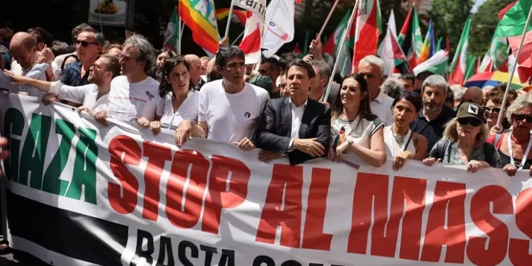 Parte corteo, leader Pd, M5S e Avs dietro striscione per Gaza