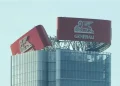 Scritta pericolante sul grattacielo di City Life a Milano, vigili sul posto
