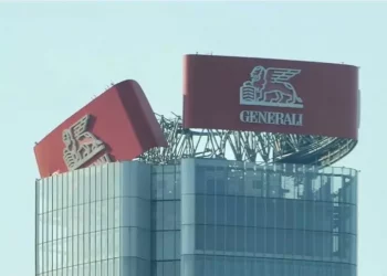 Scritta pericolante sul grattacielo di City Life a Milano, vigili sul posto