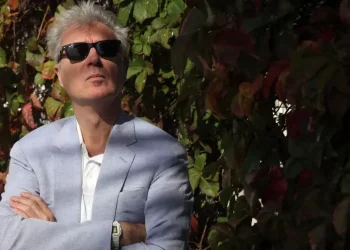 50 anni di Talking Heads, un video con Saoirse Ronan