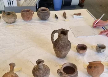 Tornano a Cabras dall’Inghilterra 275 reperti antichi di Tharros