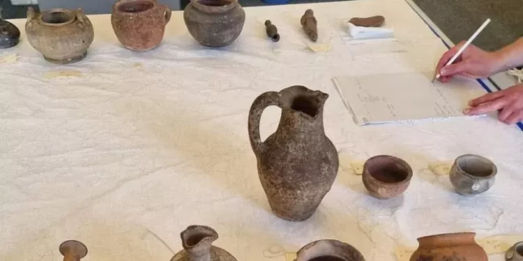Tornano a Cabras dall’Inghilterra 275 reperti antichi di Tharros