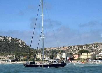 Una barca a vela di 20 metri si incaglia davanti al Poetto