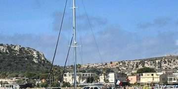 Una barca a vela di 20 metri si incaglia davanti al Poetto