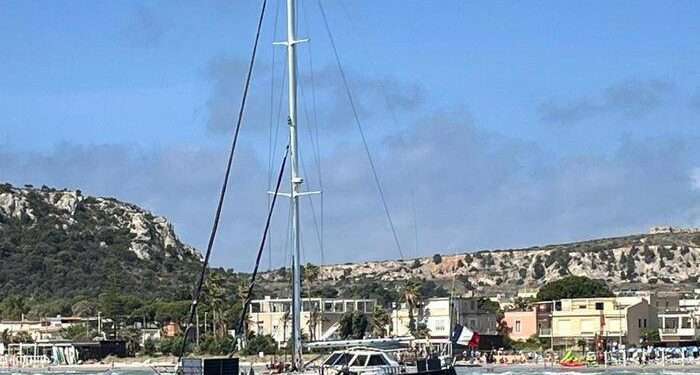 Una barca a vela di 20 metri si incaglia davanti al Poetto
