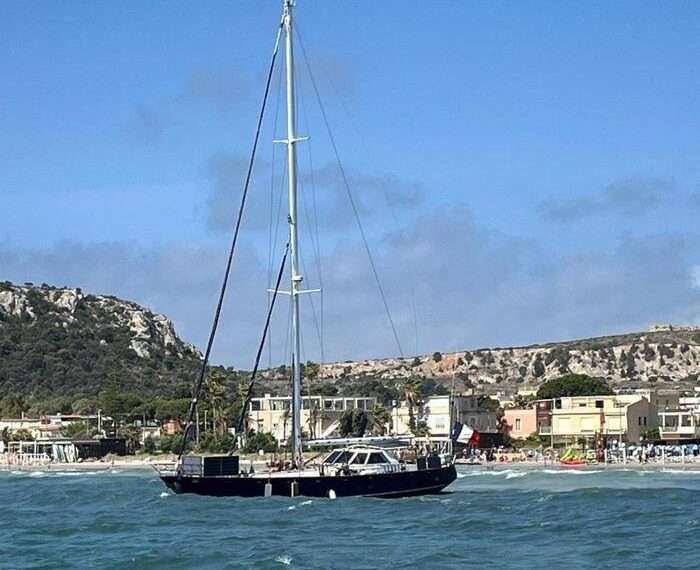 Una barca a vela di 20 metri si incaglia davanti al Poetto