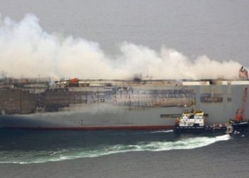 Inferno di fuoco nell’oceano: nave cargo in fiamme alla deriva
