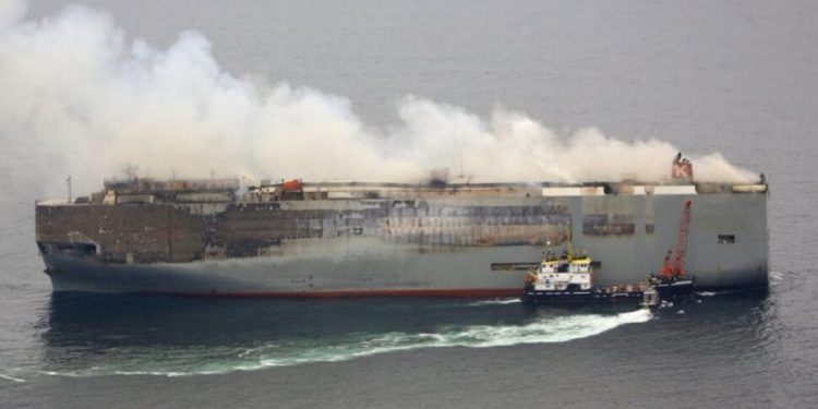Inferno di fuoco nell’oceano: nave cargo in fiamme alla deriva