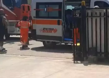 Cade dal muro in un cantiere abbandonato, minorenne ricoverato