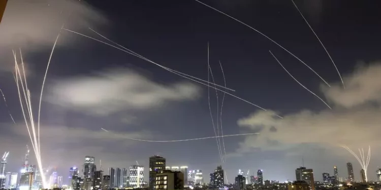 L’Iran lancia missili ipersonici per colpire Israele