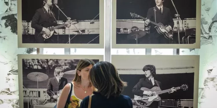La storia dei Beatles in foto mitico concerto a Milano