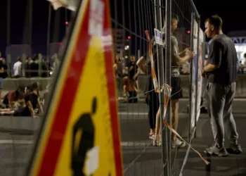 Altra notte di proteste violente a Belgrado, strade bloccate