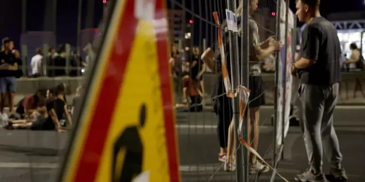 Altra notte di proteste violente a Belgrado, strade bloccate