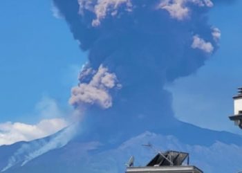 Etna in eruzione: spettacolare parossismo dal cratere Sud-Est, colonna di cenere oltre i 5 mila metri