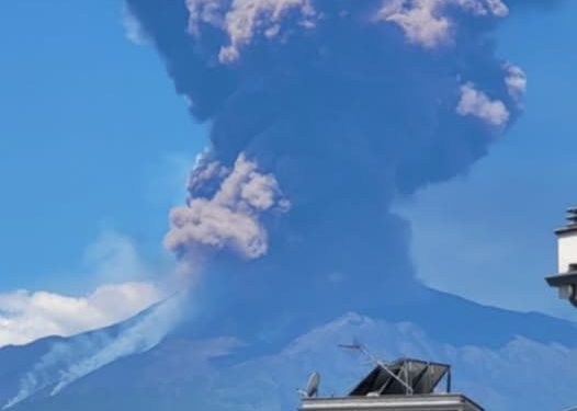 Etna in eruzione: spettacolare parossismo dal cratere Sud-Est, colonna di cenere oltre i 5 mila metri