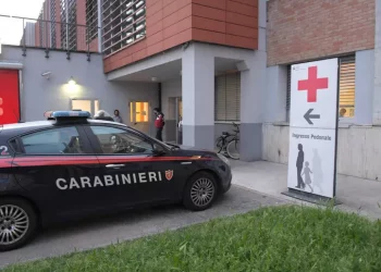 Uccide la moglie ricoverata in ospedale e si ammazza