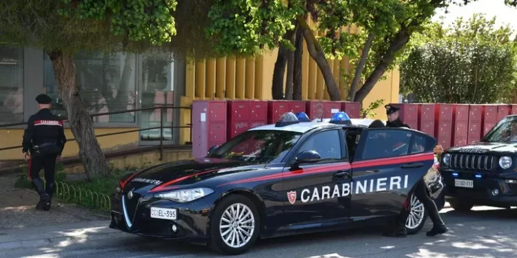 Aggredisce e minaccia la madre e la compagna con una carabina