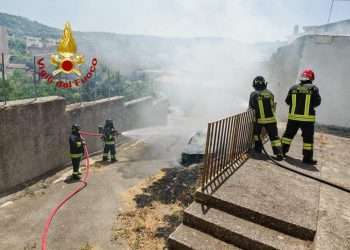 Auto in fiamme a Sarule, intervento dei Vigili del Fuoco
