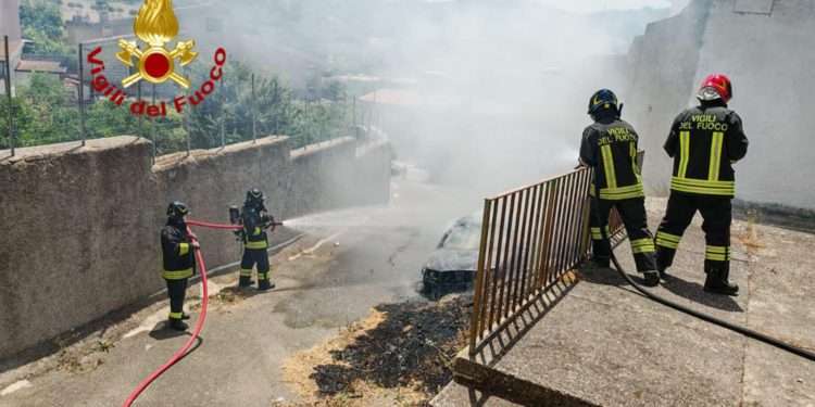 Auto in fiamme a Sarule, intervento dei Vigili del Fuoco