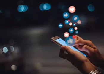 L’Australia proibisce l’utilizzo dei social media sotto i 16 anni