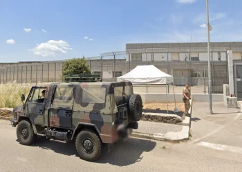 Tensioni nel Cpr di Macomer, 22 enne sale sul tetto per protesta