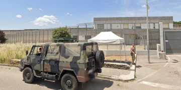 Tensioni nel Cpr di Macomer, 22 enne sale sul tetto per protesta