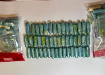 Sbarca ad Alghero con 64 ovuli di cocaina, arrestata una 73enne