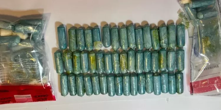 Sbarca ad Alghero con 64 ovuli di cocaina, arrestata una 73enne