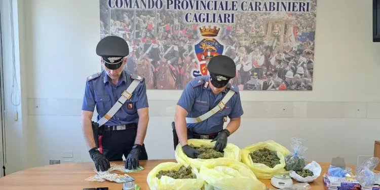 Nasconde 2 kg di marijuana in casa, arrestato a Cagliari