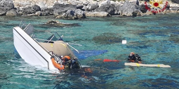 Cagliari, natante si rovescia con 4 persone a bordo